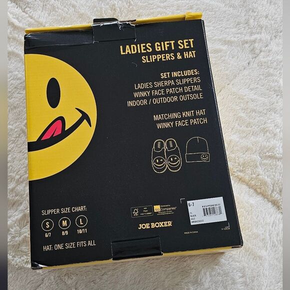 NWT Joe Boxer Women's Smiley Face Slipper & Hat Gift Set Size 6-7 - Picture 3 of 4